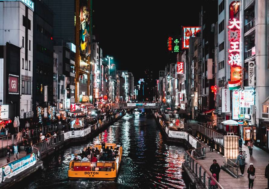 Dotonbori, Osaka (unsplash.com/Ramon Kagie)