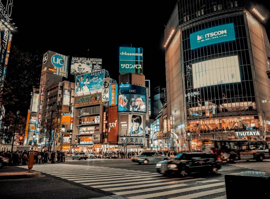 Shibuya (unsplash.com/Louie Nicolo Nimor)