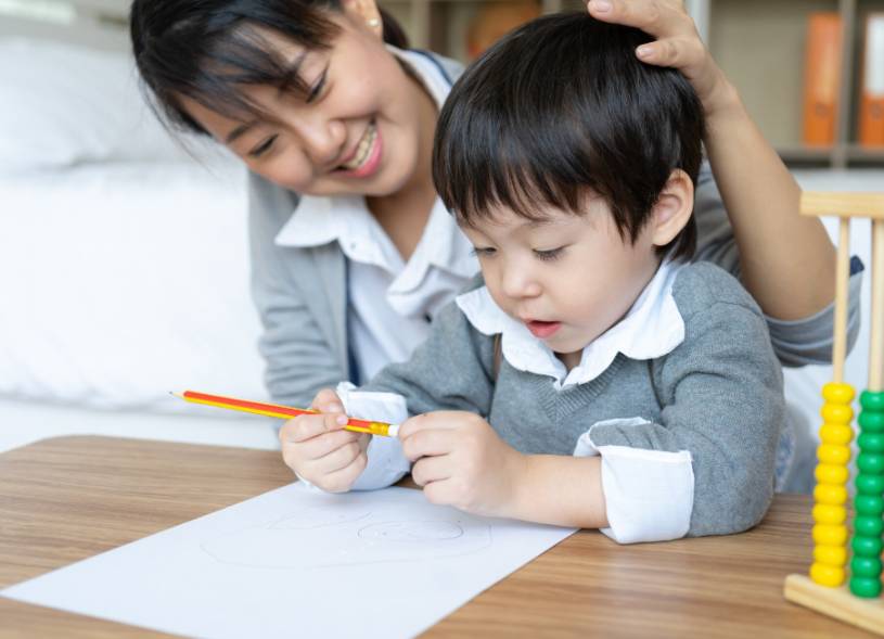 ilustrasi menulis dengan anak (freepik.com/jcomp)