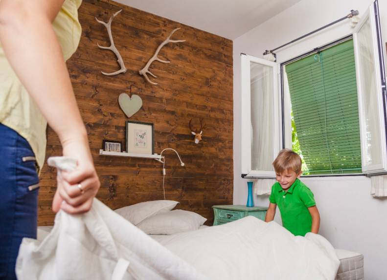 ilustrasi merapikan tempat tidur dengan anak (freepik.com/freepik)