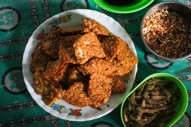 ilustrasi tempe goreng bawang putih (vecteezy.com/ahmad wahyu kurniawan)