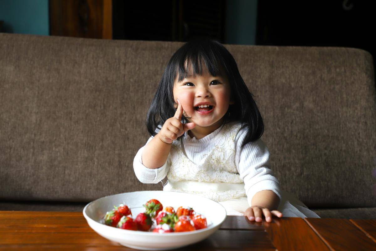 ilustrasi anak makan buah (unsplash.com/Ugyen Tenzin)