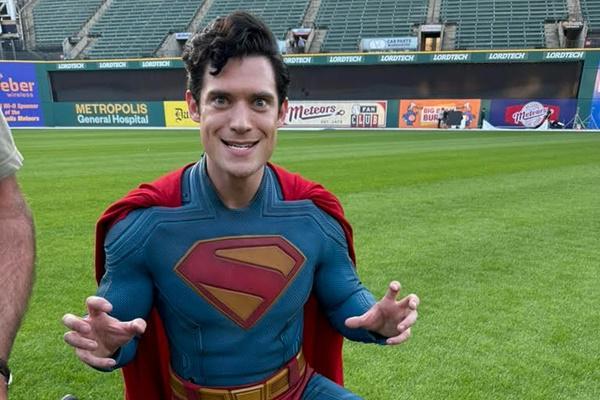 Apa Arti Simbol S di Kostum Superman?