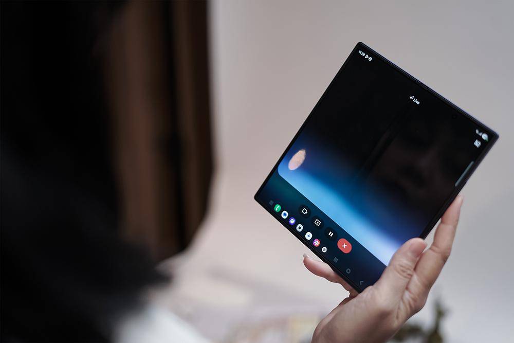 4.-Rasakan-pengalaman-AI-cerdas-dan-intuitif-di-Galaxy-Z-Series-terbaru-1000px.jpg