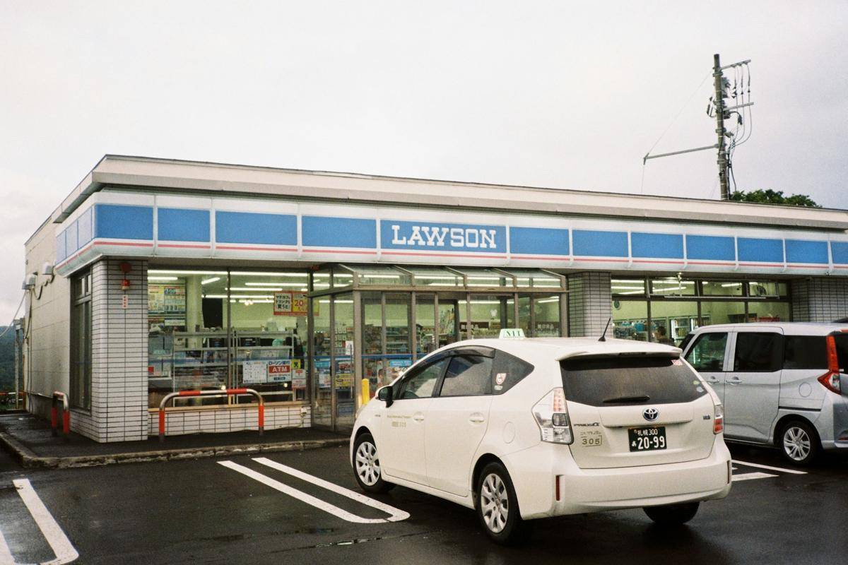 Potret Lawson di Jepang