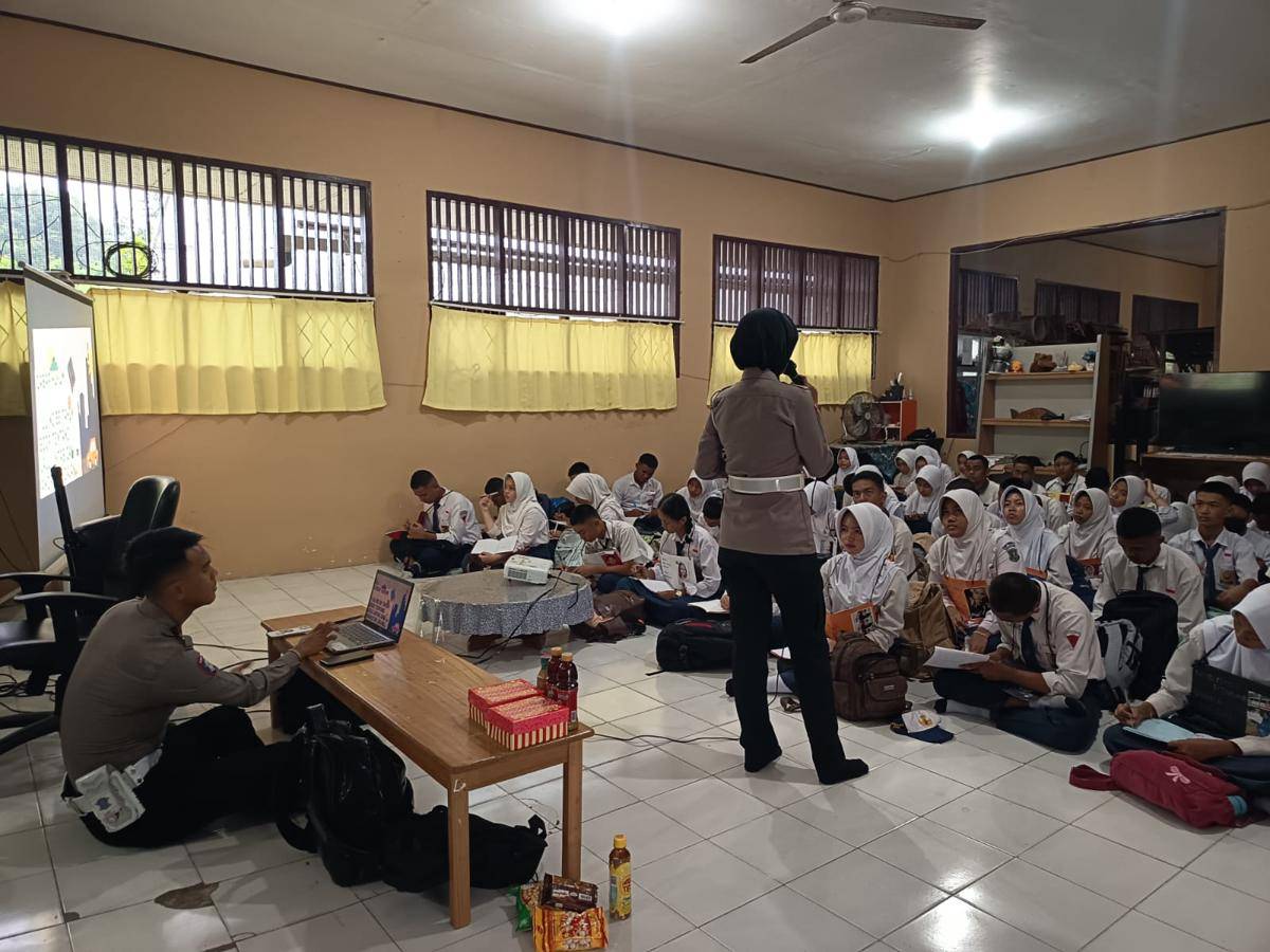 Anggota Satlantas Polres PPU sosialisasikan UU lalu lintas 