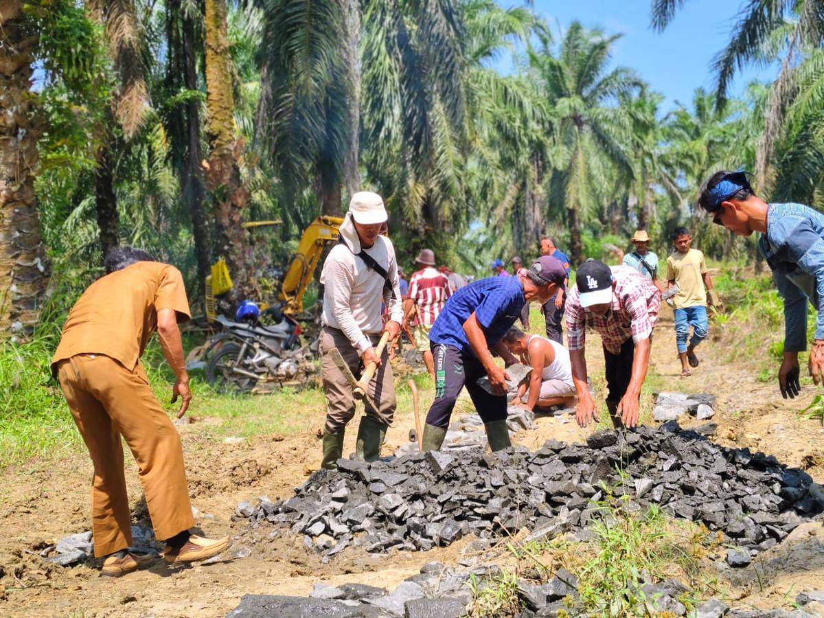 Musa Weliansyah Perbaiki Jalan Desa Rusak di Lebak Pakai Dana Pribadi