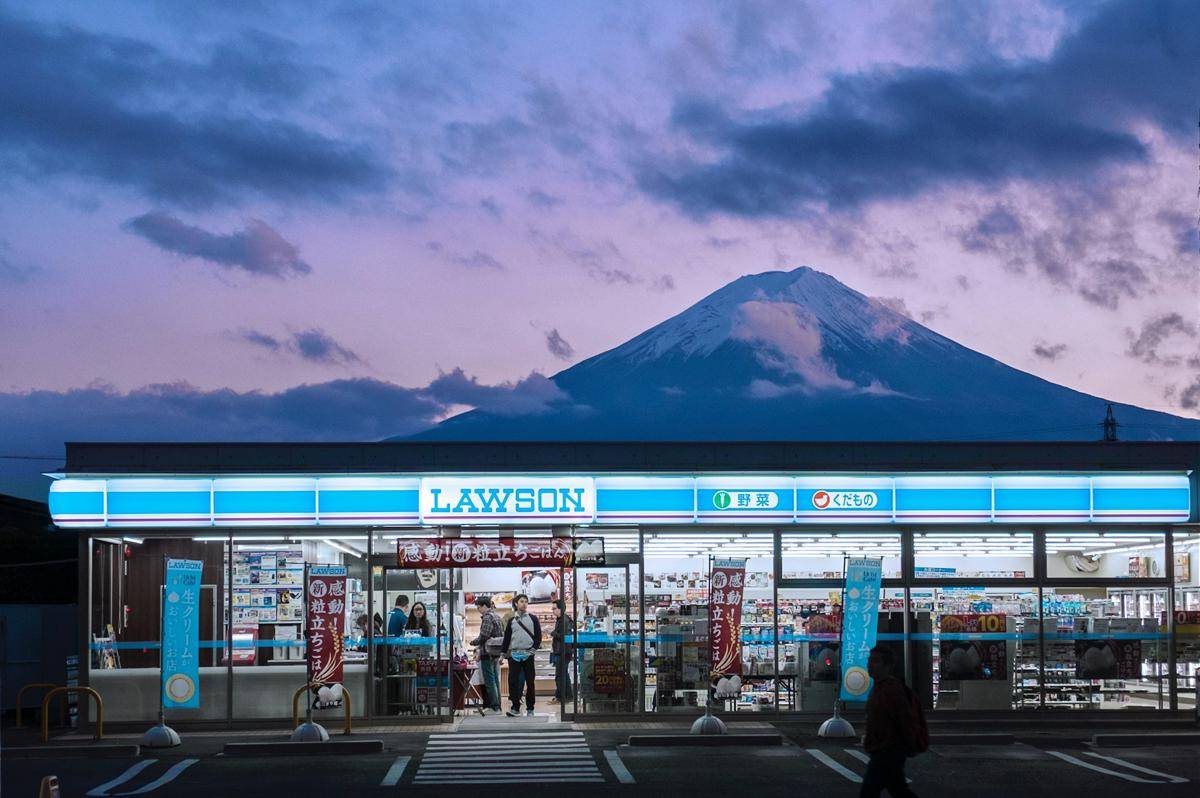 Potret Lawson di Jepang