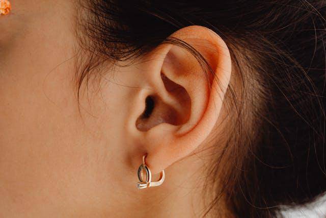 ilistrasi pakai anting (pexels.com/id-id/karolina-grabowska) 