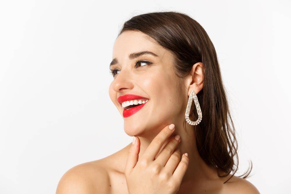 ilustrasi anting (freepik.com/author/benzoix)