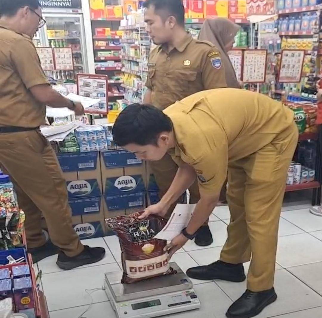 Disdagperin OKU Timur Temukan 5 Merek Beras Premium Kurang Takaran