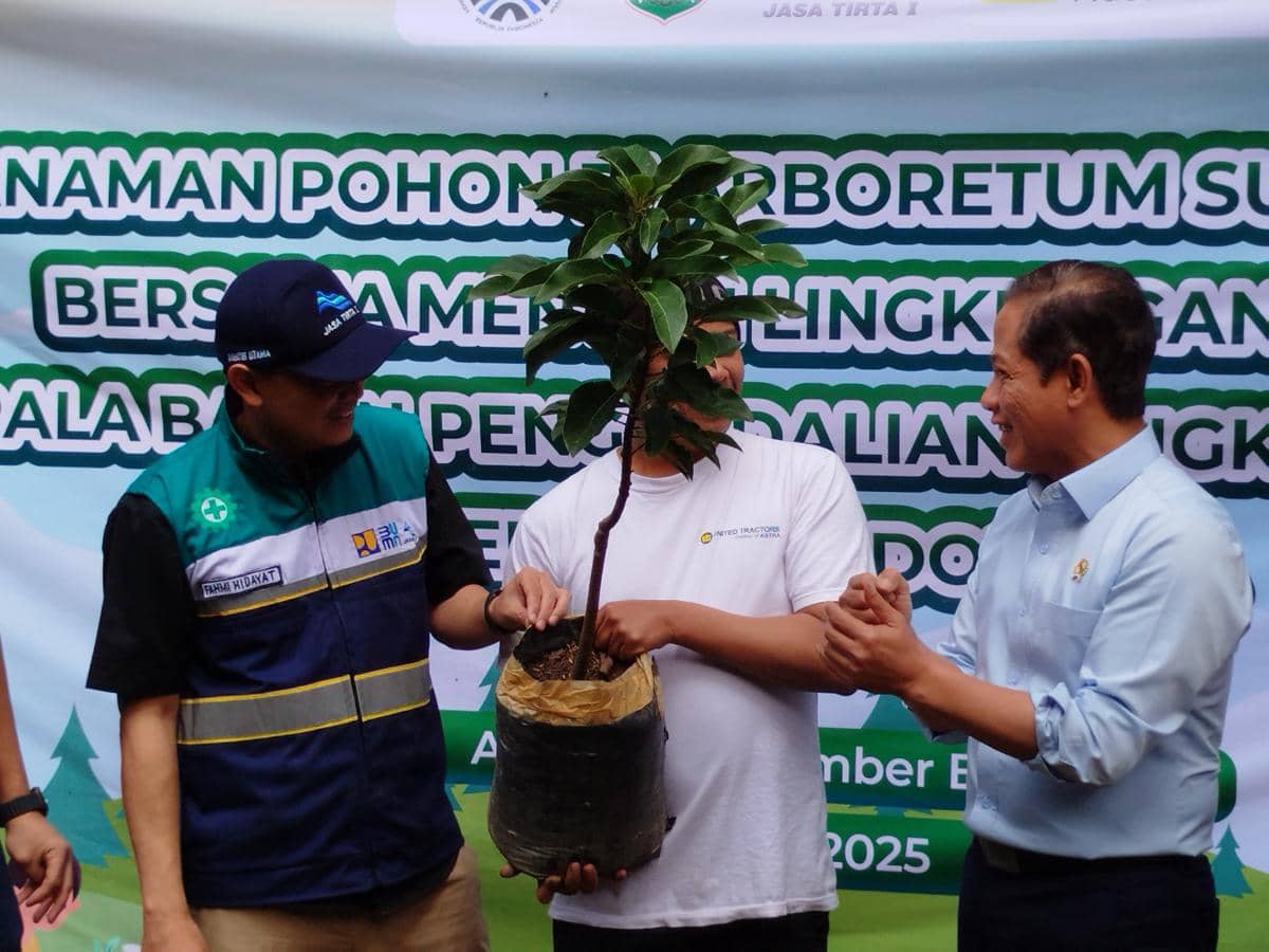 Menteri LHK, Hanif Faisol Nurofiq saat meninjau Arboretum Sumber Brantas, Kota Batu. (IDN Times/Rizal Adhi Pratama)