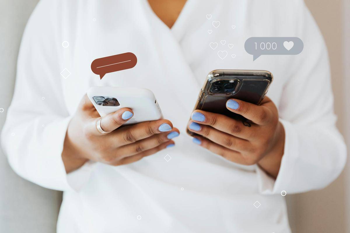 ilustrasi seseorang sedang memegang handphone (pexels.com/Kaboompics.com)