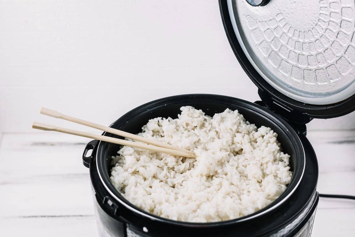 ilustrasi dampak menyimpan nasi terlalu lama di rice cooker (freepik.com/freepik)
