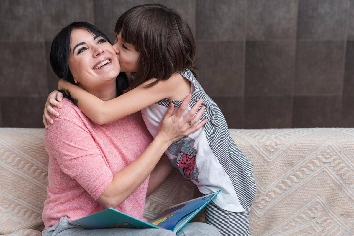 Ilustrasi anak mencium ibu (freepik.com/freepik)