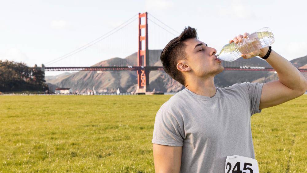 ilustrasi minum air putih (freepik.com/freepik)