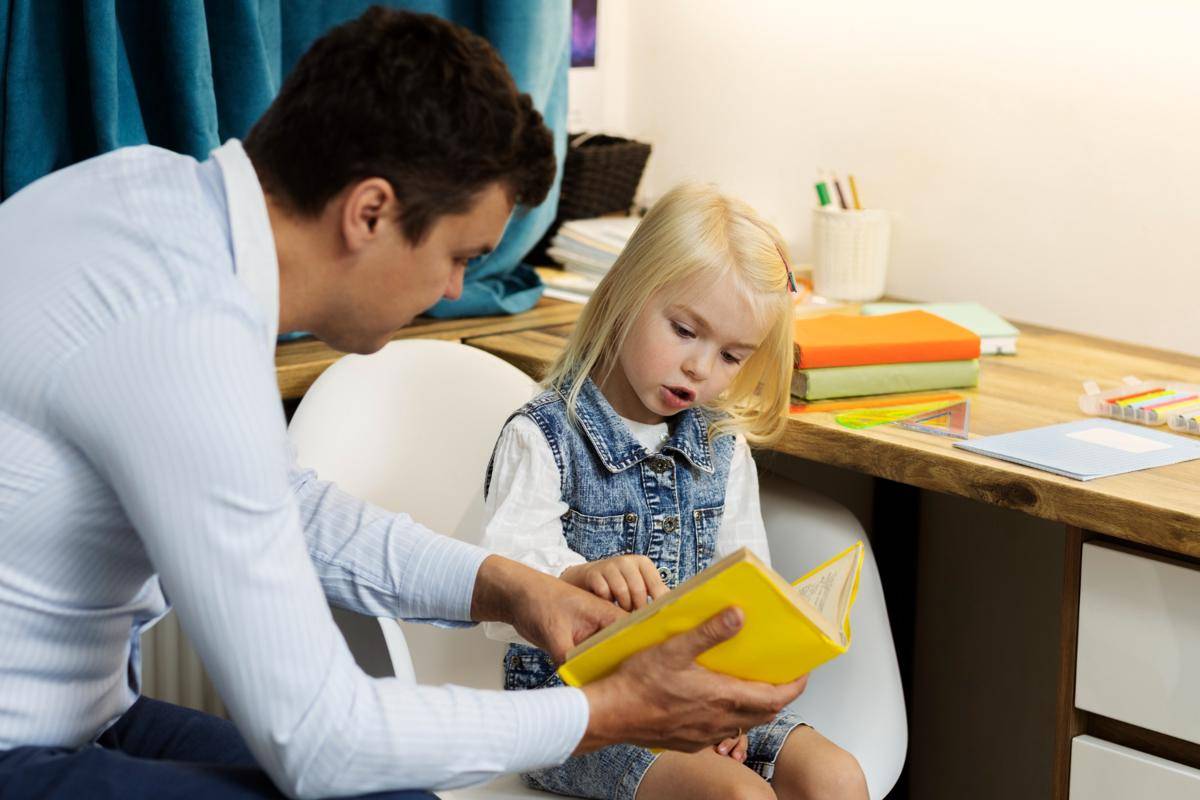 Ilustrasi ayah dan anak membaca buku (freepik.com/freepik)