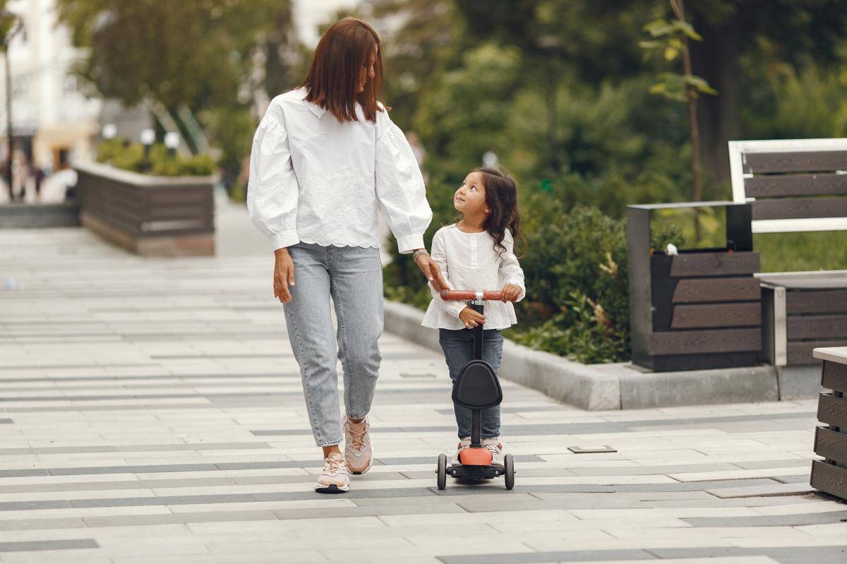 Ilustrasi ibu dan anak bermain di taman (freepik.com/prostooleh)