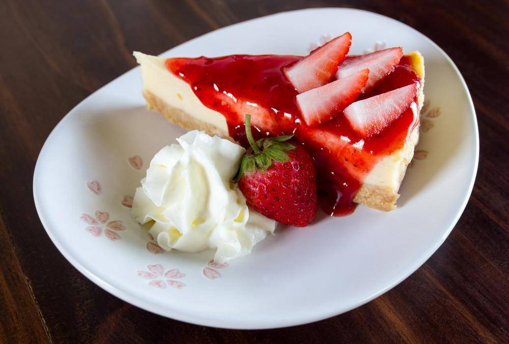 ilustrasi srawberry cheesecake (freepik.com/aopsan)