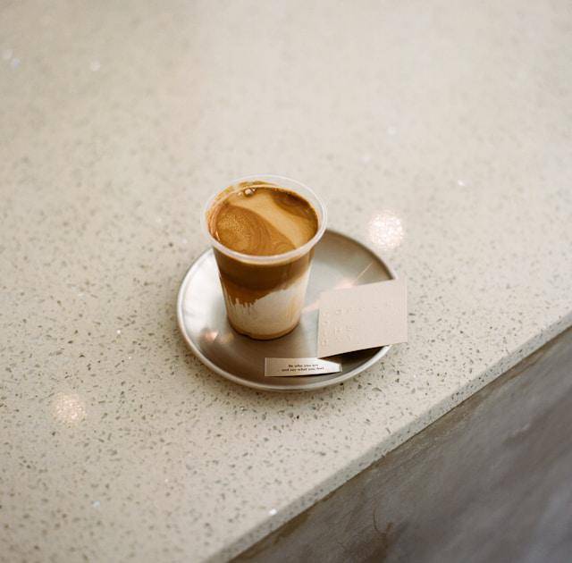 ilustrasi dirty latte (unsplash.com/Casual Grains)