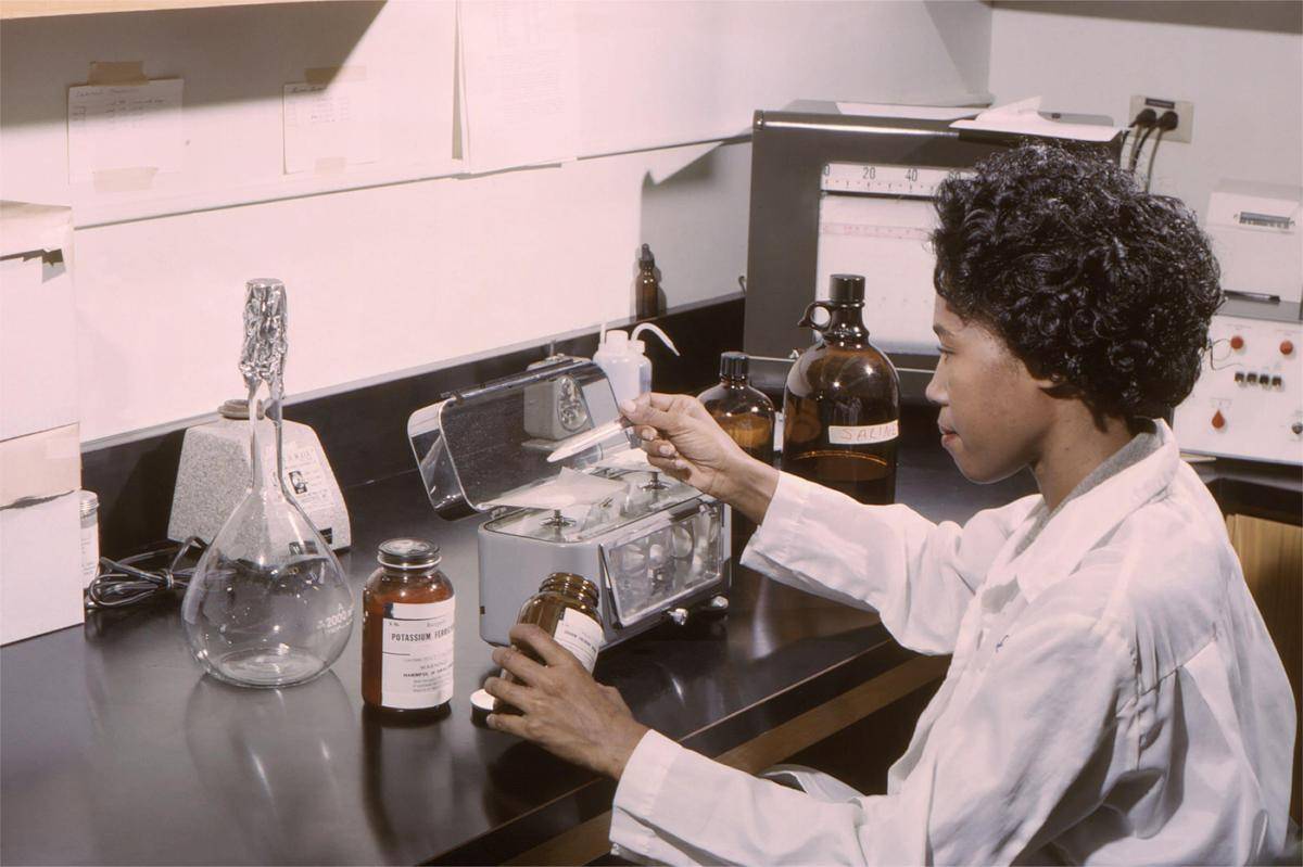 ilustrasi kegiatan di laboratorium (unsplash.com/cdc)