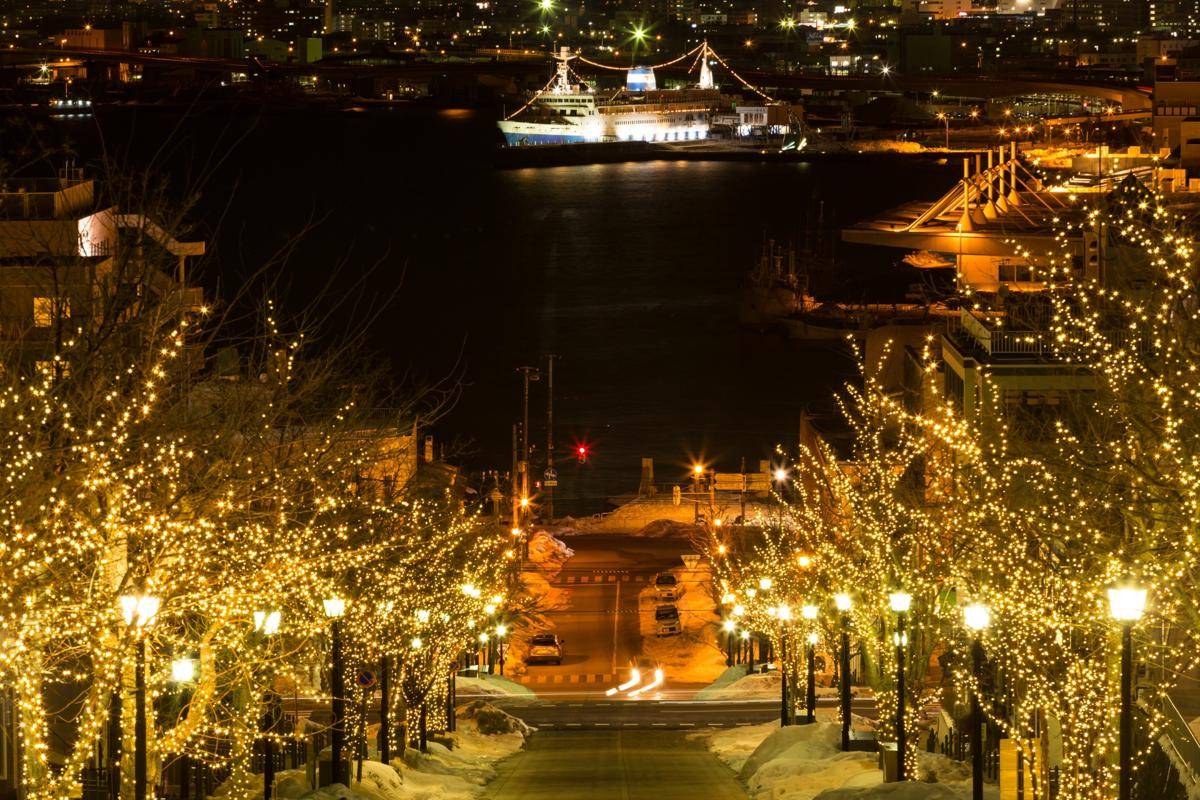 night view Hachiman-Zaka Slope, Hakodate (photo-ac.com/kkphoto)