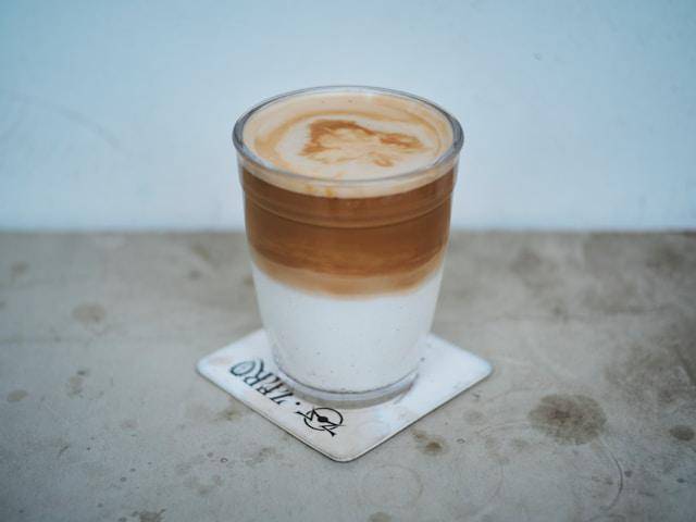 ilustrasi dirty latte (unsplash.com/krzhck)