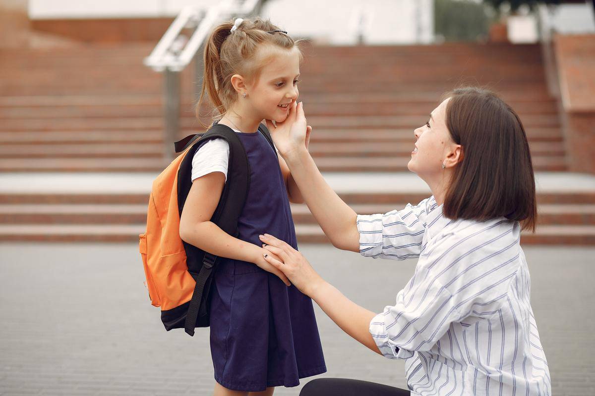 Ilustrasi ibu menjemput anak pulang sekolah (freepik.com/prostooleh)