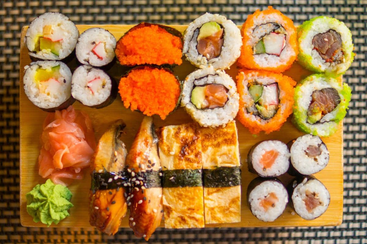 ilustrasi sajian sushi