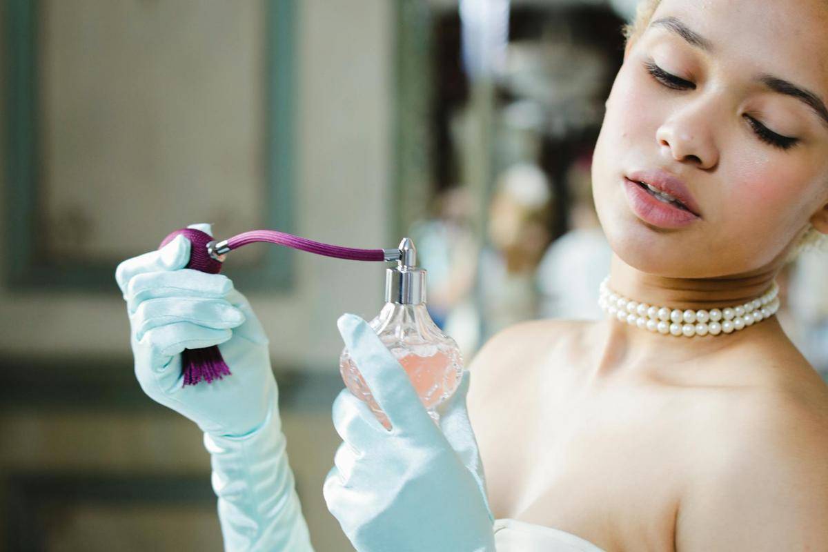 ilustrasi seorang wanita menggunakan parfum (pexels.com/cottonbro studio)