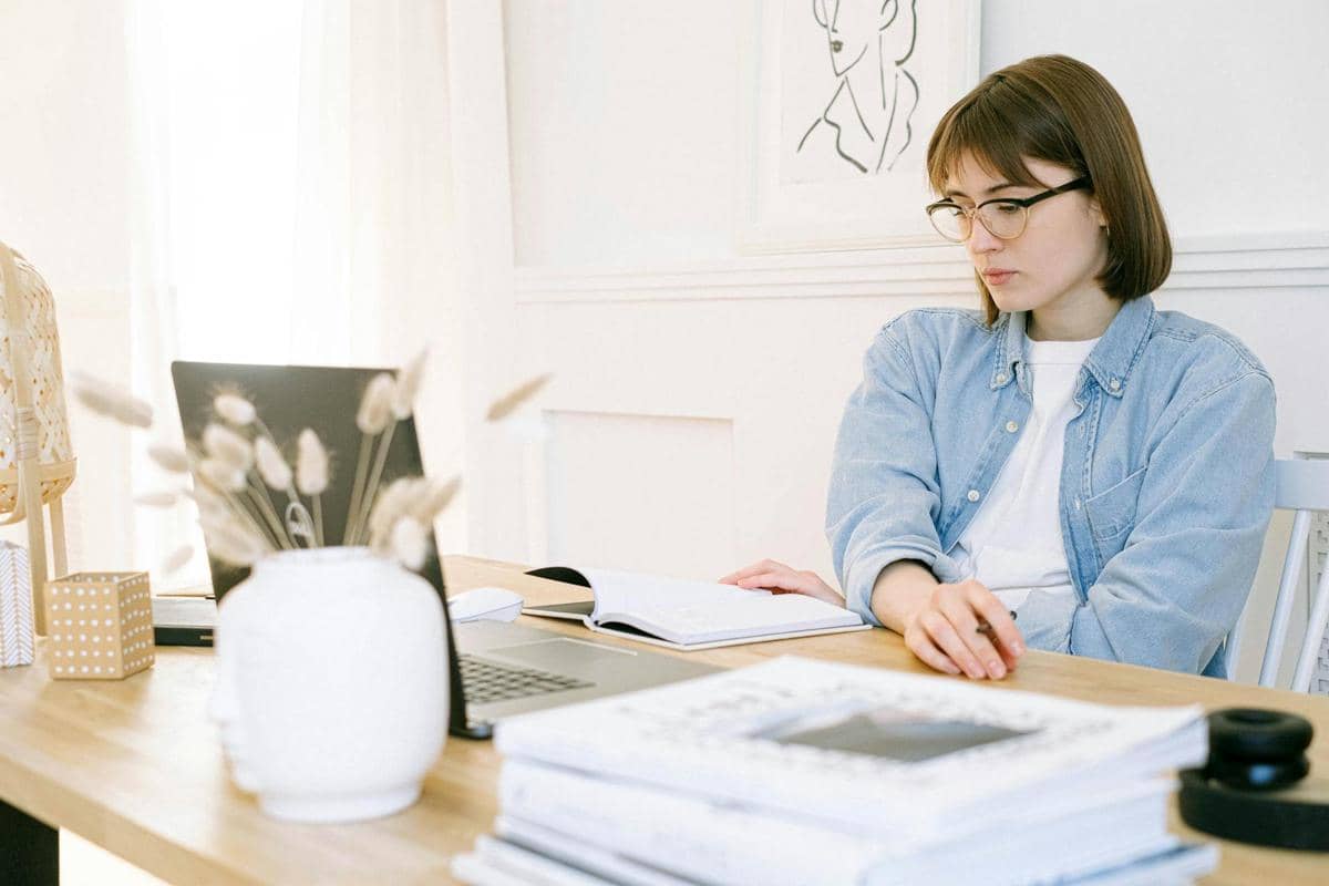 ilustrasi wanita sedang mengerjakan proofreading