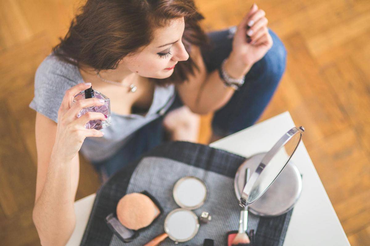ilustrasi seorang wanita menggunakan parfum (pexels.com/Karolina Grabowska)
