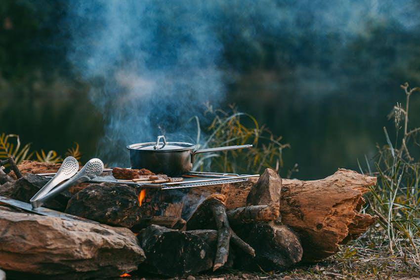 ilustrasi masak di gunung (pexels.com/Lam Kiên)