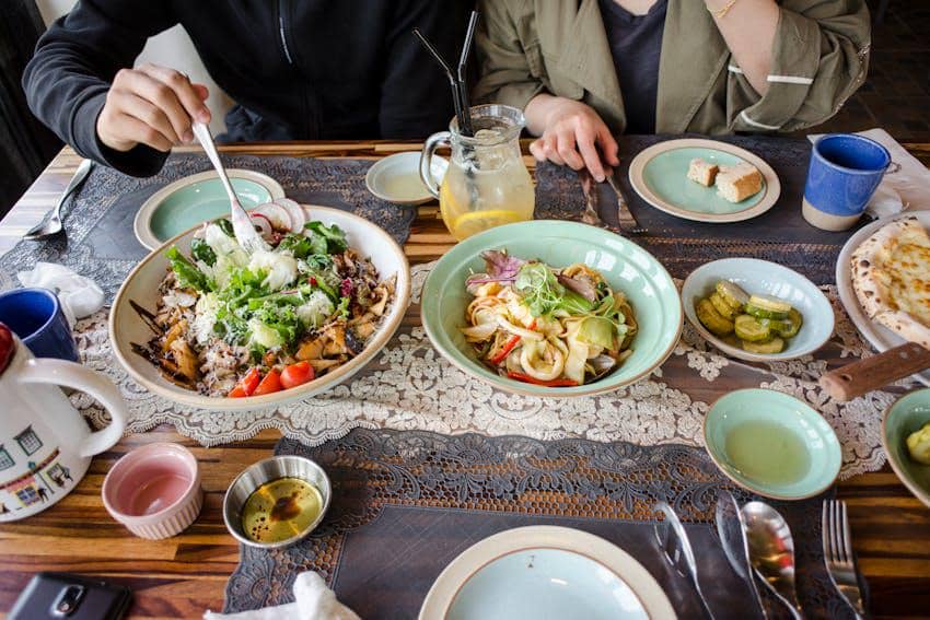 Ilustrasi orang sedang makan acar