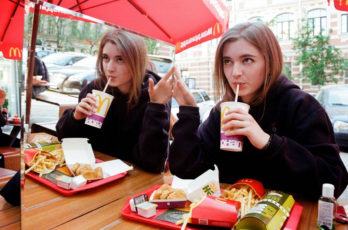 ilustrasi makan junk food (pexels.com/Darya Sannivoka)