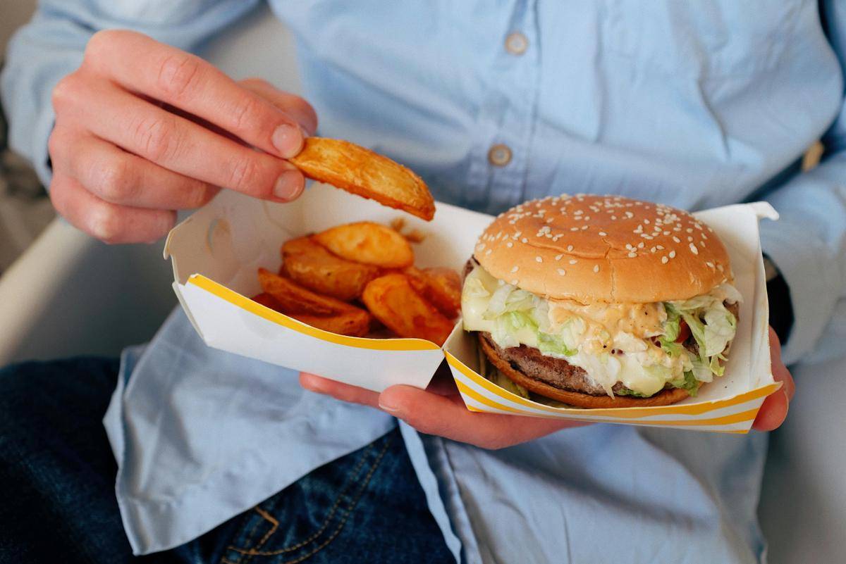 ilustrasi makan junk food (pexels.com/Ready Made)