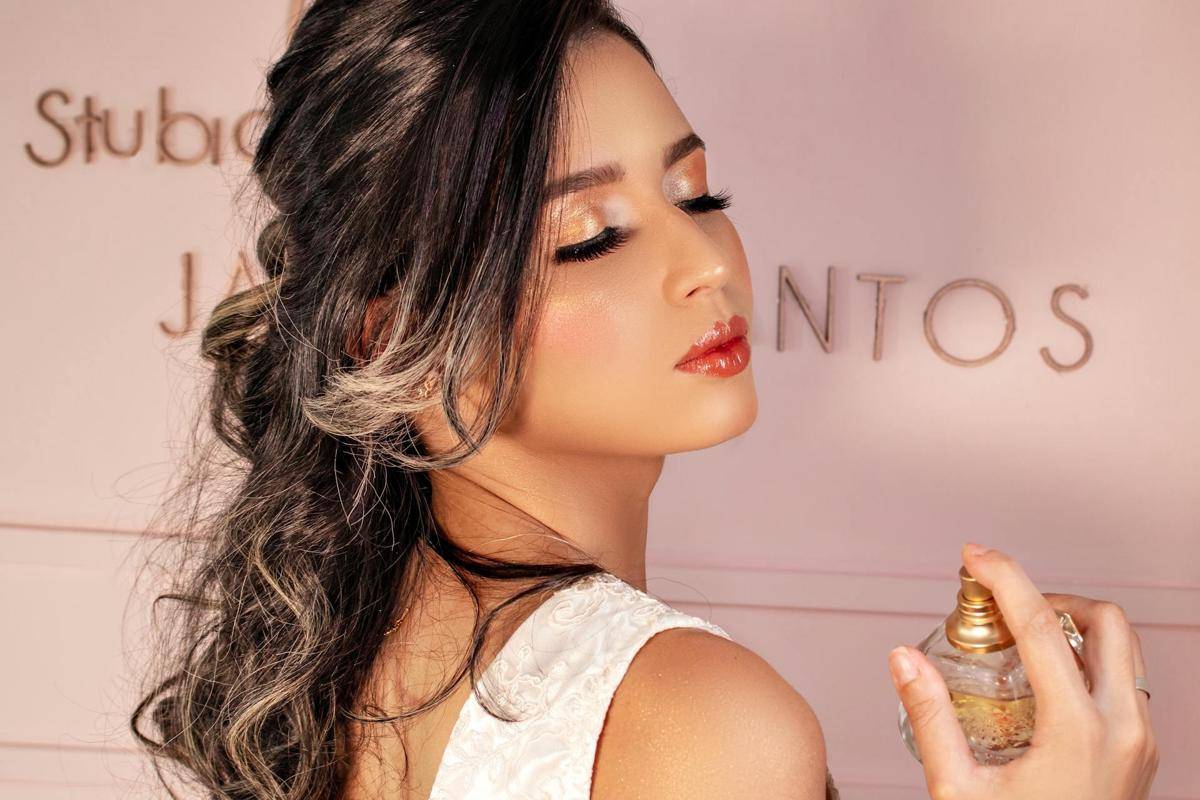 ilustrasi seorang wanita menggunakan parfum (pexels.com/RedWolf)