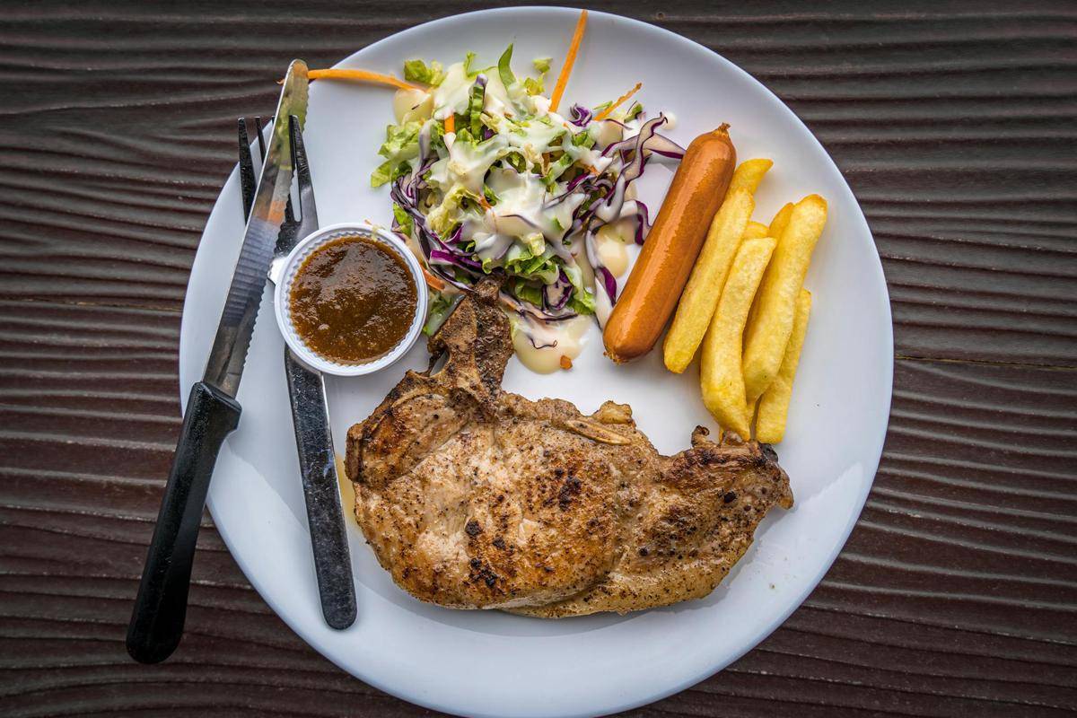 ilustrasi olahan daging dengan salad (pexels.com/Ton Nattapong)