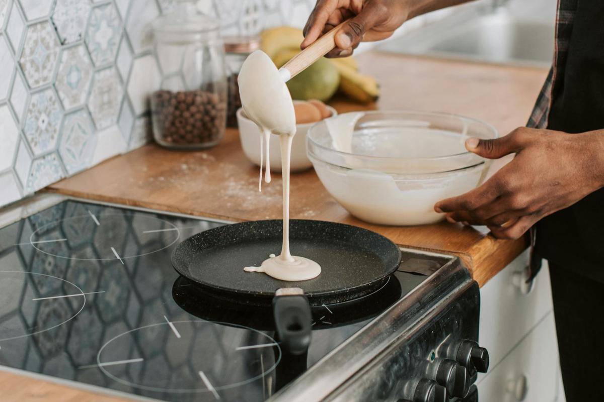 ilustrasi memasak martabak (pexels.com/Vlada Karpovich)