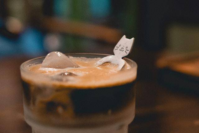 ilustrasi dirty latte (unsplash.com/Tuan Nguyen)