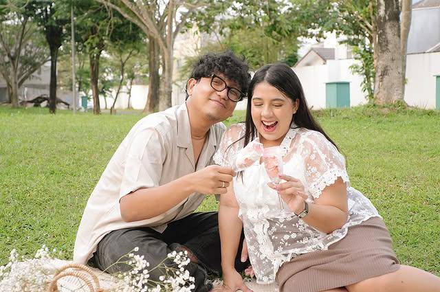 Momen Gender Reveal Kehamilan Pertama Nessie Judge, Sederhana di Taman
