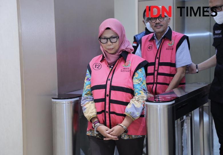 Tersangka Kemendikbud Mulyatsyah dan Sri Wahyuningsih Tersenyum