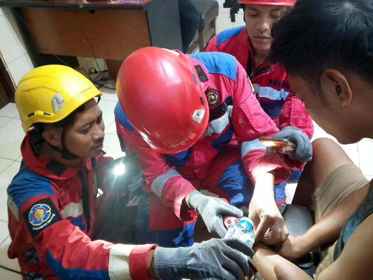 Ketika Petugas Damkar Bantu Polisi Lepaskan Borgol Tahanan