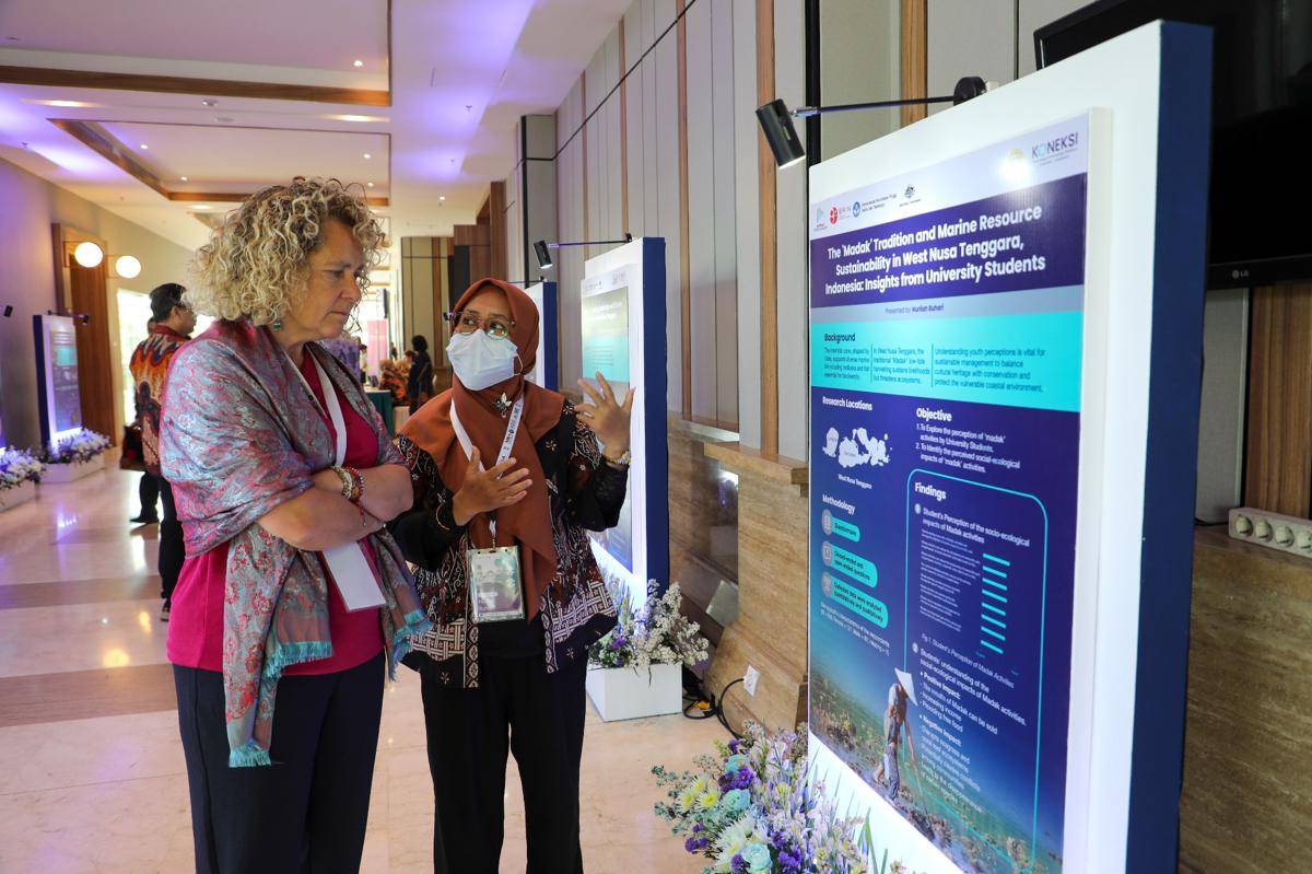 Nurliah Buhari (Universitas Mataram) sedang menjelaskan poster penelitiannya yang berjudul _The 'Madak' Tradition and Marine Resource Sustainability in West Nusa Tenggara.jpeg