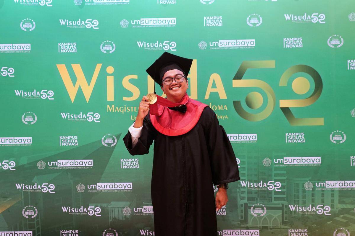 Driver ShopeeFood, Ilham Syafruddin Akbar berhasil lulus dengan predikat cumlaude.jpg