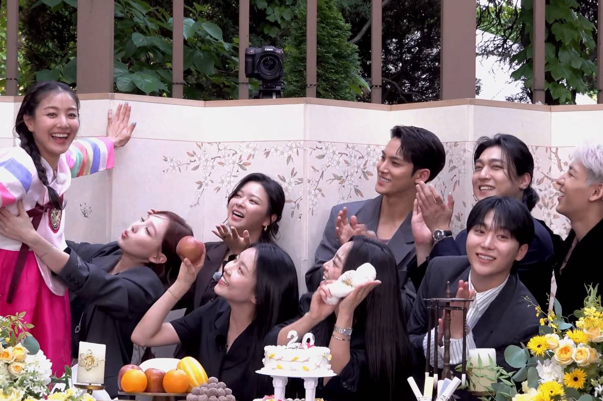 Perayaan 20th Anniversary Jihyo TWICE di JYP, Ada Mingyu hingga Bambam