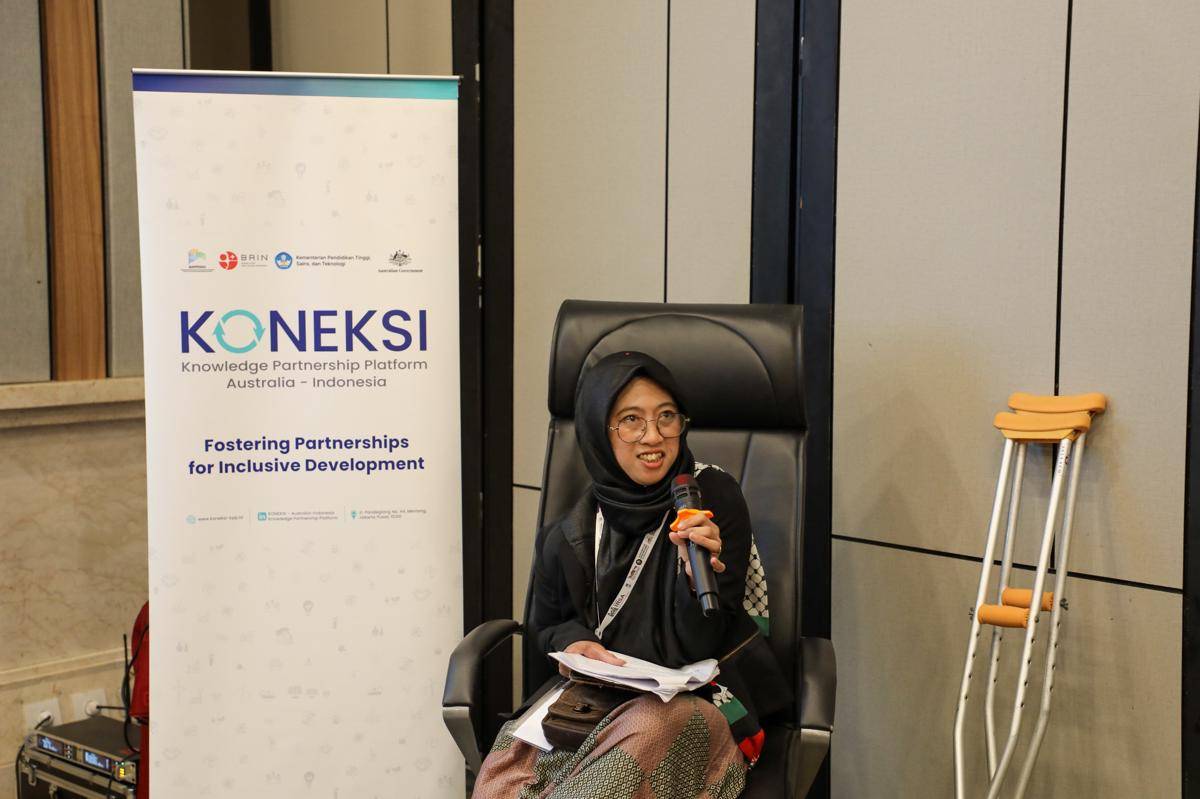 Ida Mujtahidah, peneliti dari Rumah Disabilitas, memaparkan hasil penelitiannya yang berjudul _Inclusive Growth through Creative Economy_ Evaluating Sagata’s Impact on Crafters with Disabilities in Yogyakarta_.jpg