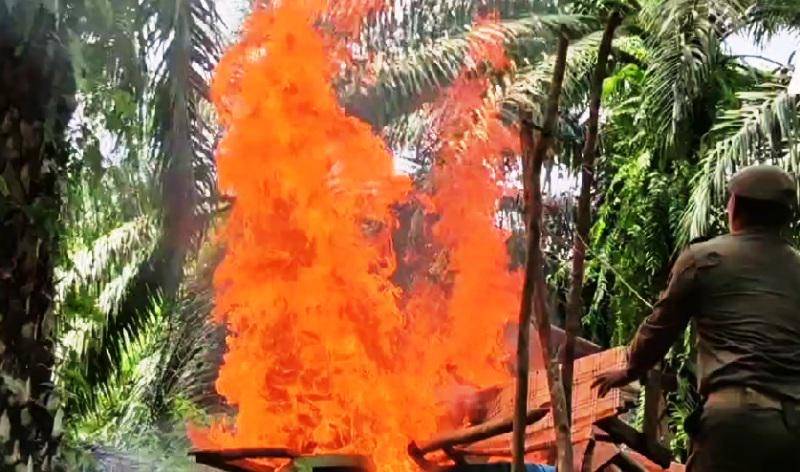 satpol bakar judi.jpg