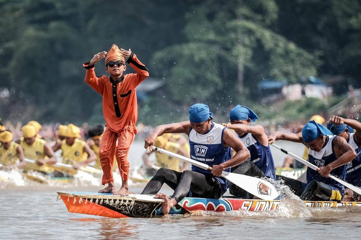 Potret Festival Pacu Jalur di Kabupaten Kuantan Singingi, Riau (Dok. Kementerian Pariwisata RI)