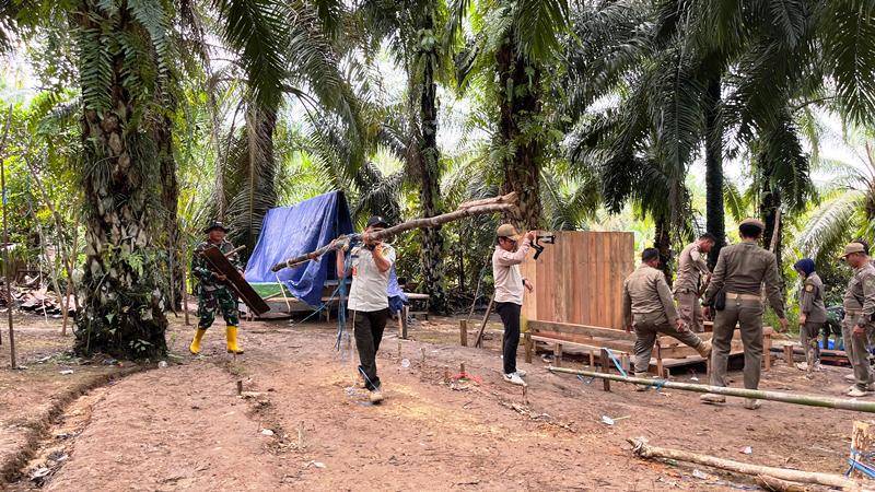 Anggota TNI dan Satpol PP PPU bongkar bangunan tempat judi di Buluminung